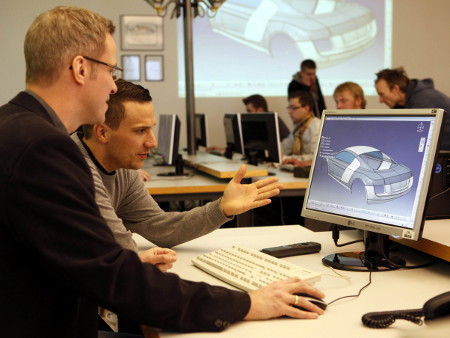 Technikerschule, arbeit an einem 3D-Modell am Computer