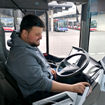 FiF-Lehrer auf dem Fahrersitz eines Busses