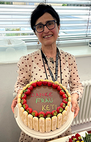 AVM 19.2 Verabschiedungsfeier Frau Keti mit Torte. Auf der Torte steht: Danke Frau Keti.