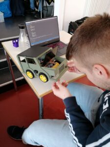 Ein Schüler arbeitet an seinem Fahrzeug-Modell